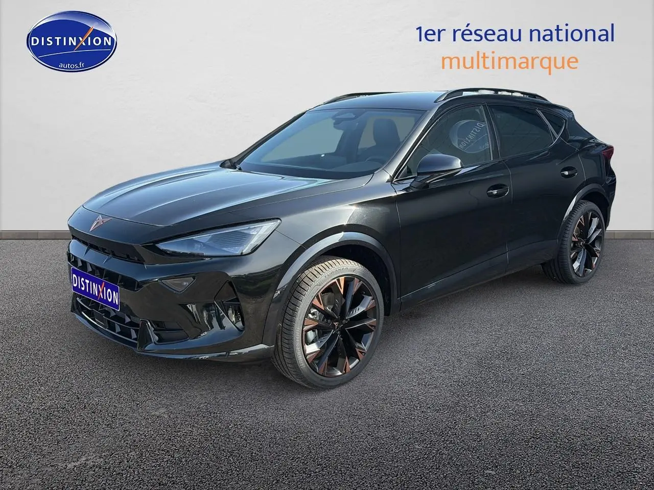 Vue 3/4 avant droite d'un CUPRA Formentor noir 2026 avec jantes noires et détails cuivrés, sur fond neutre.