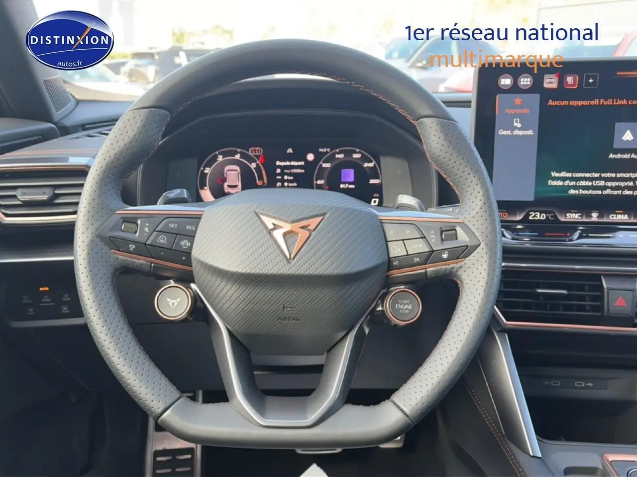 Vue intérieure centrée sur le volant sport perforé noir du CUPRA Formentor 2026 avec tableau de bord numérique et écran tactile.