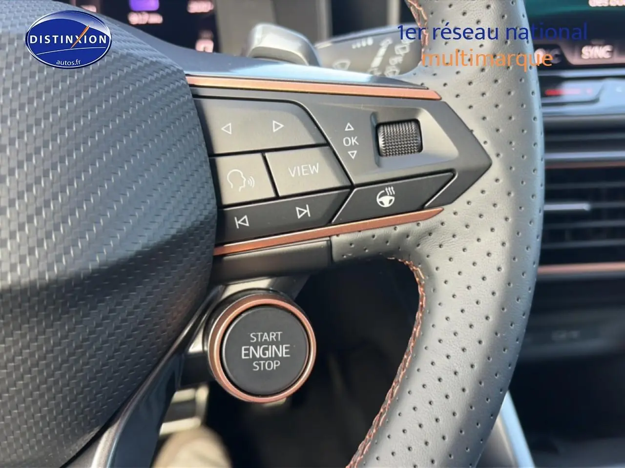 Gros plan sur le volant cuir perforé noir du CUPRA Formentor 2.0 TDI 150, avec commandes multifonctions et bouton start/stop.