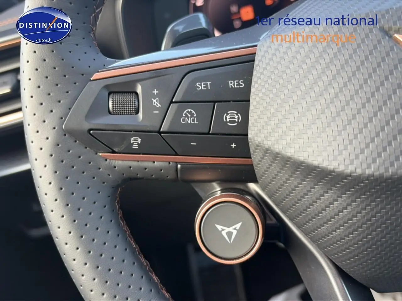 Gros plan sur le volant cuir perforé noir du CUPRA Formentor 2.0 TDI 150, avec commandes multifonctions et logo CUPRA.