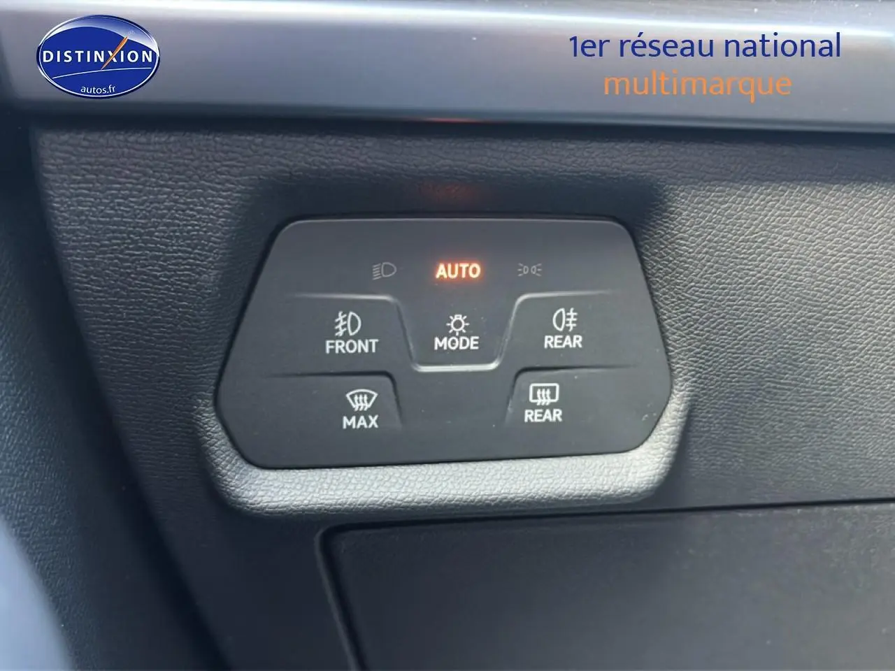 Panneau de commandes d’éclairage et désembuage intérieur noir, avec mode automatique allumé, dans une CUPRA Formentor noire.