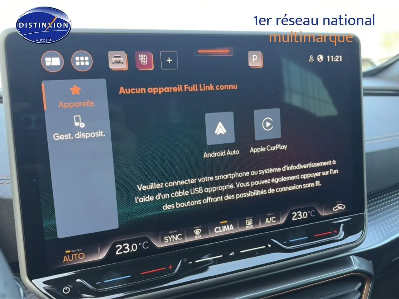 Écran tactile intérieur du tableau de bord du CUPRA Formentor noir, affichant les options Android Auto et Apple CarPlay.
