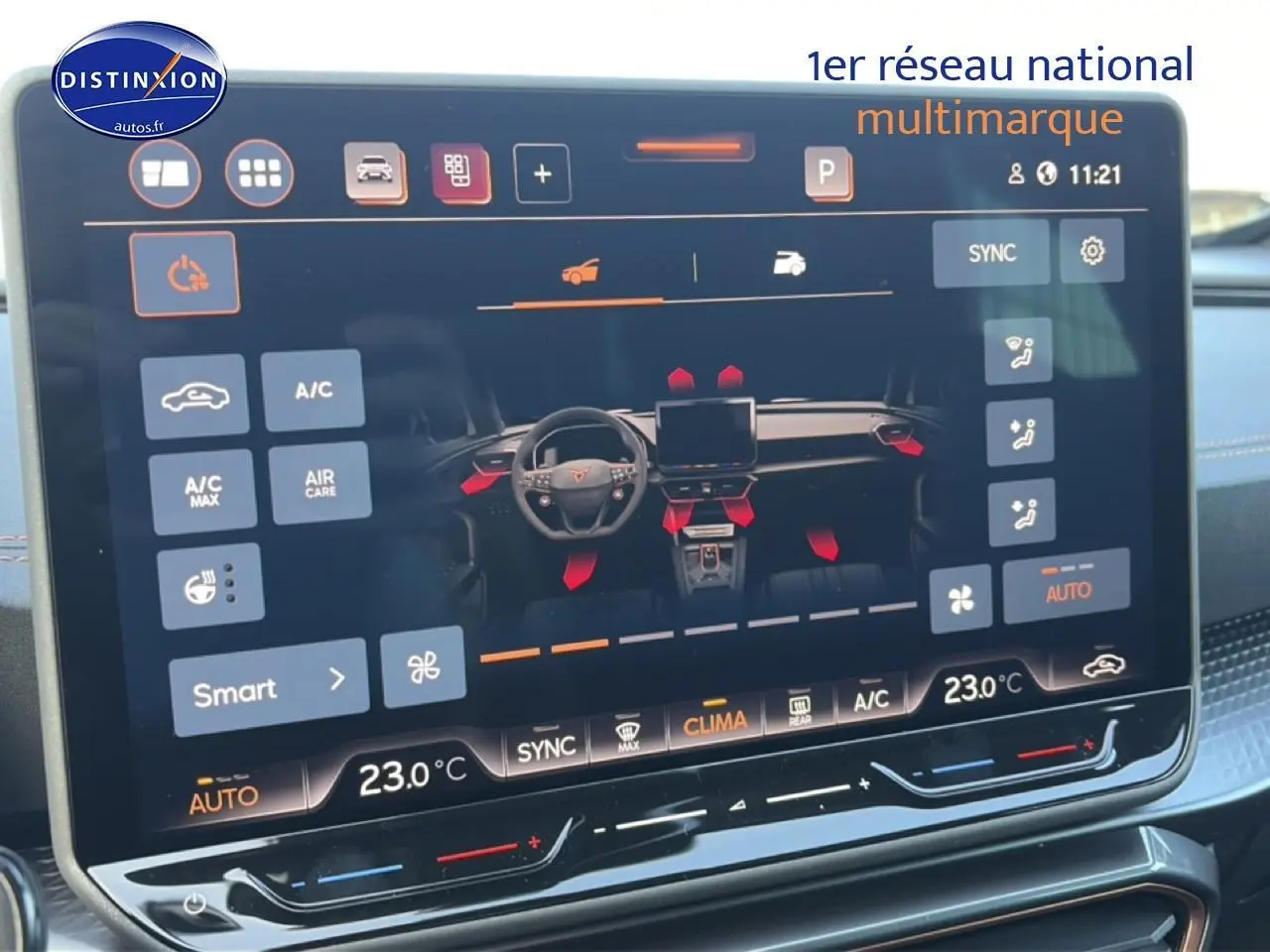 Écran tactile intérieur du CUPRA Formentor noir 3/4 avant montrant les commandes de climatisation et tableau de bord numérique.