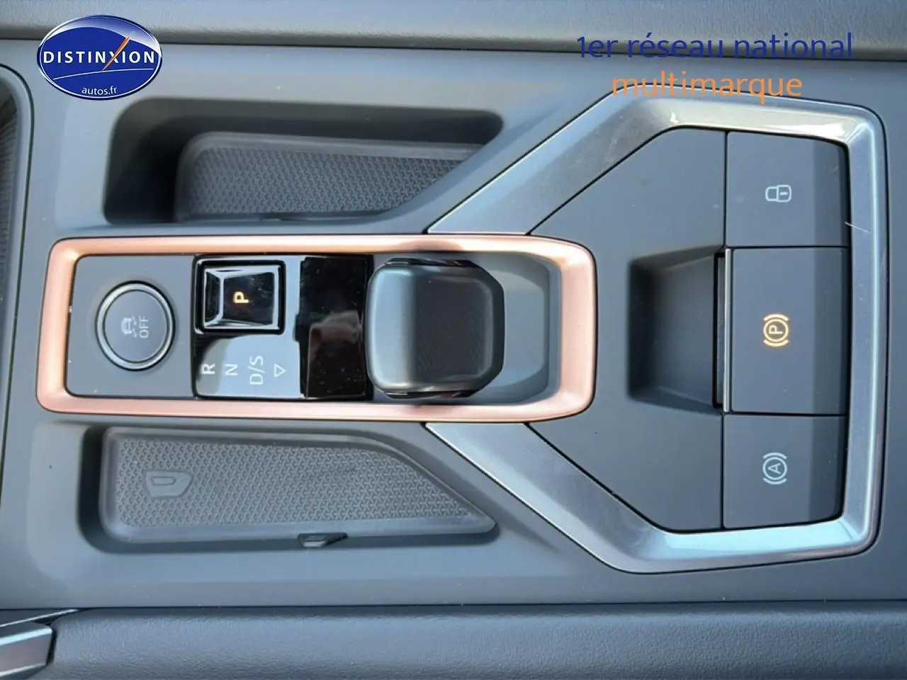 Gros plan sur la console centrale noire du CUPRA Formentor 2.0 TDI 150 DSG7 avec levier de vitesses et boutons de contrôle.