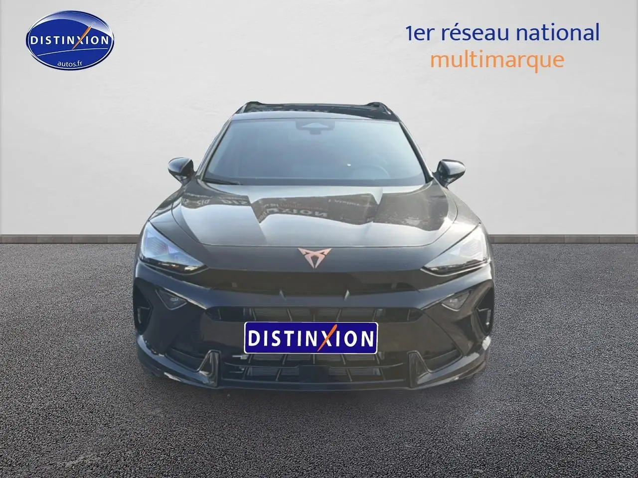 Vue avant d'un CUPRA Formentor noir 2026 avec logo distinctif et calandre sportive sur fond neutre.