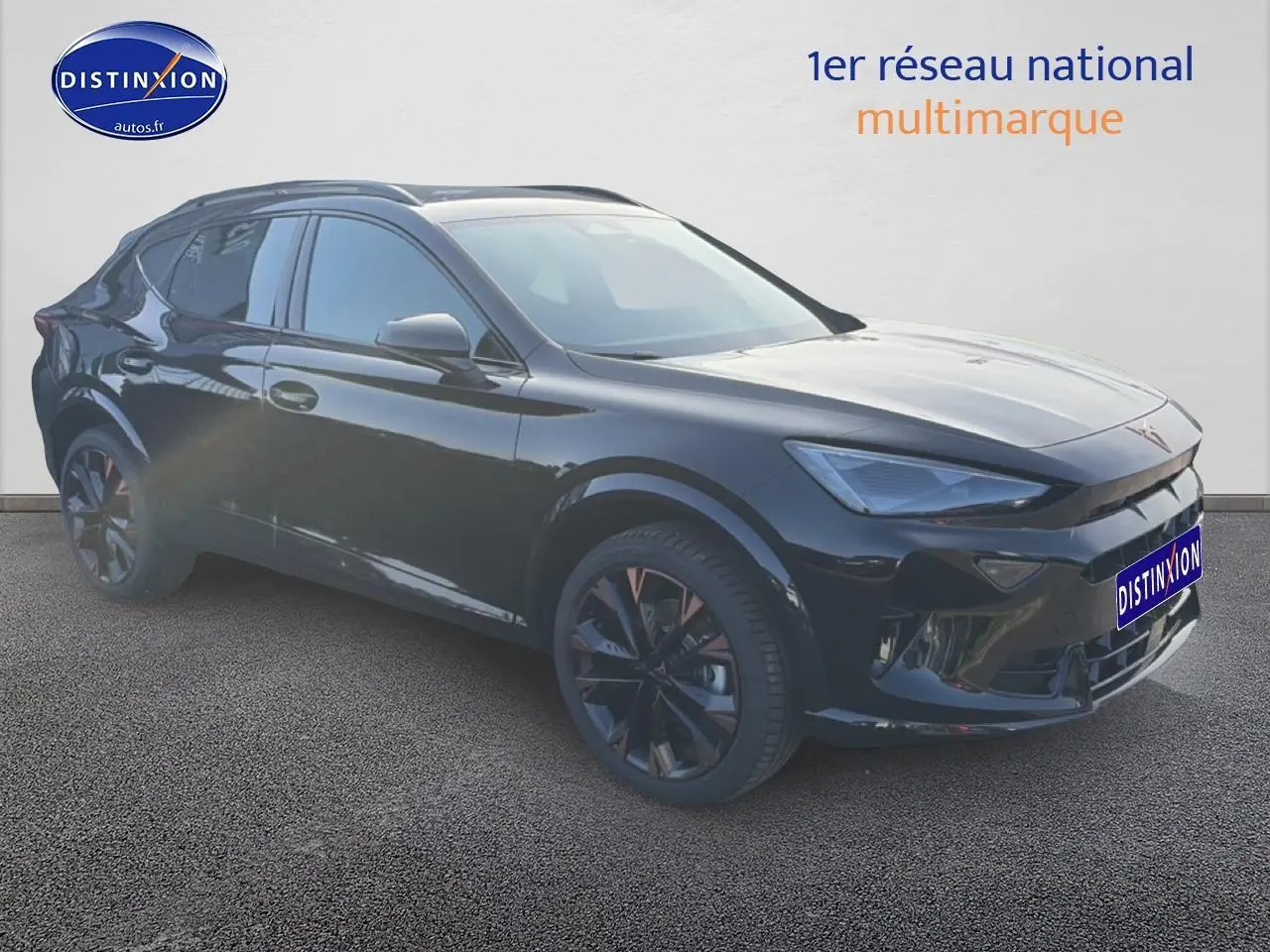 Vue 3/4 avant droit d'un CUPRA Formentor noir brillant avec jantes noires et détails cuivrés, stationné devant un mur blanc.