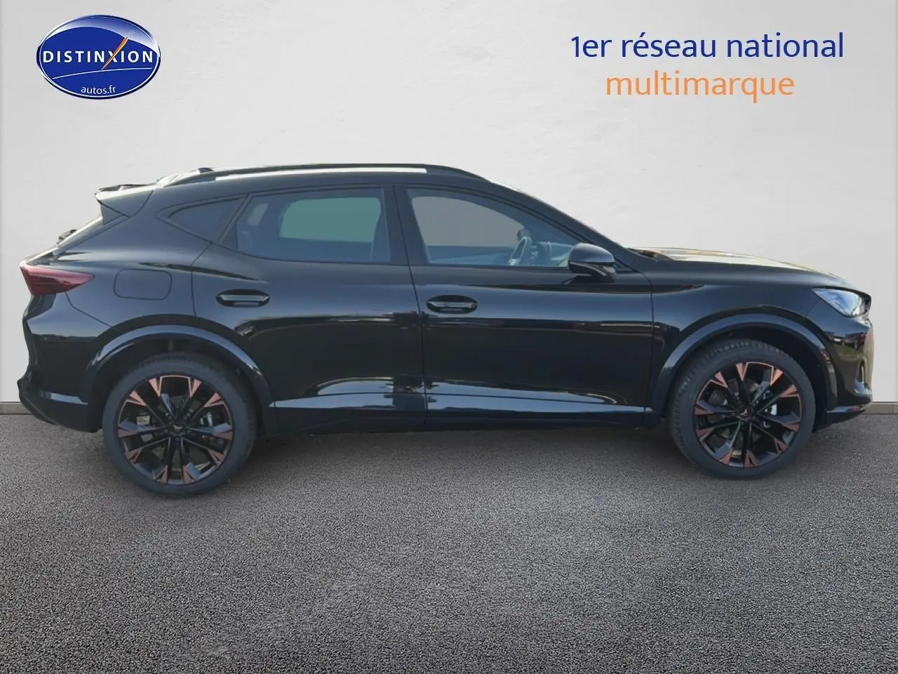 Profil droit d'un CUPRA Formentor noir 2026 avec jantes noires et détails cuivrés, sur fond neutre.