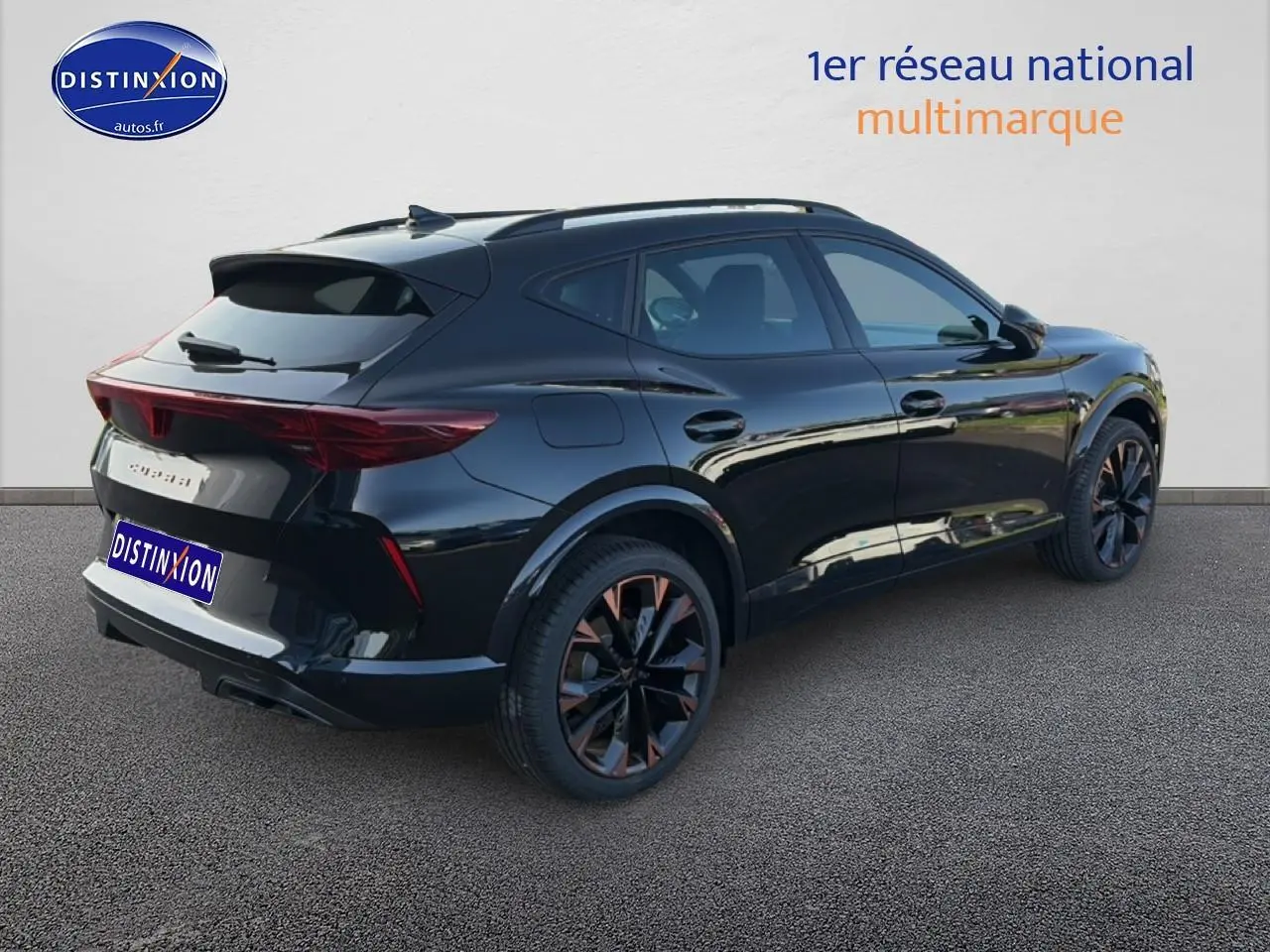 Vue 3/4 arrière droite d'un CUPRA Formentor noir 2026 avec jantes noires et détails cuivrés distinctifs.