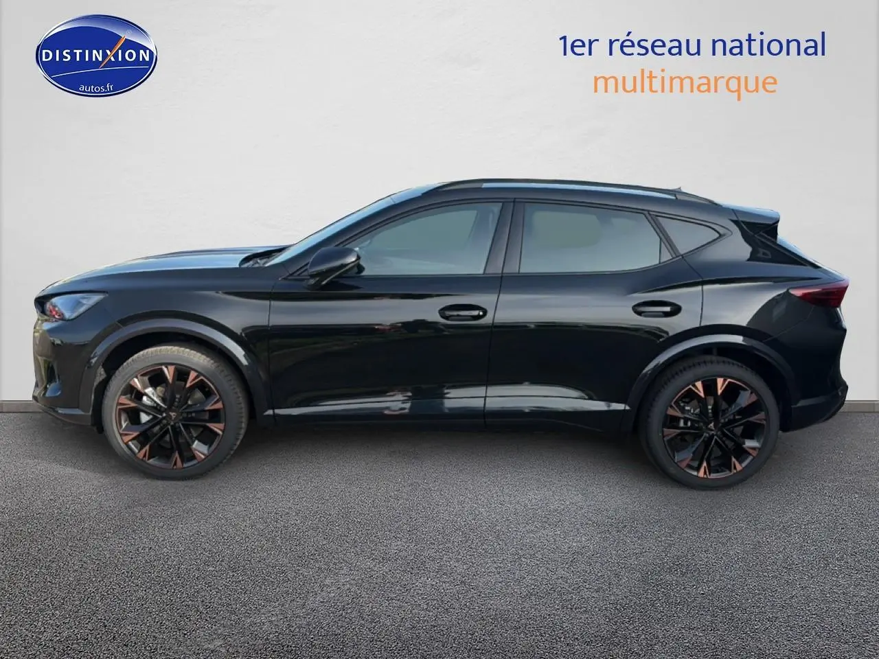 Vue de profil côté gauche d'un CUPRA Formentor noir avec jantes noires et accents cuivrés sur fond clair.