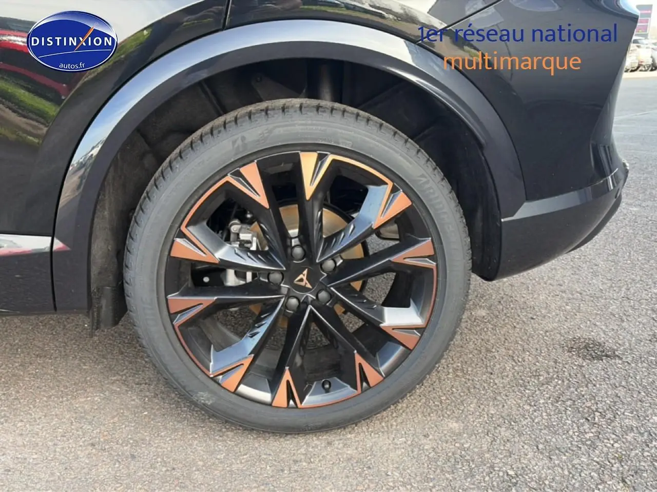 Gros plan sur la roue avant droite noire avec jante noire et cuivre du CUPRA Formentor 2.0 TDI 150 DSG7 noir.