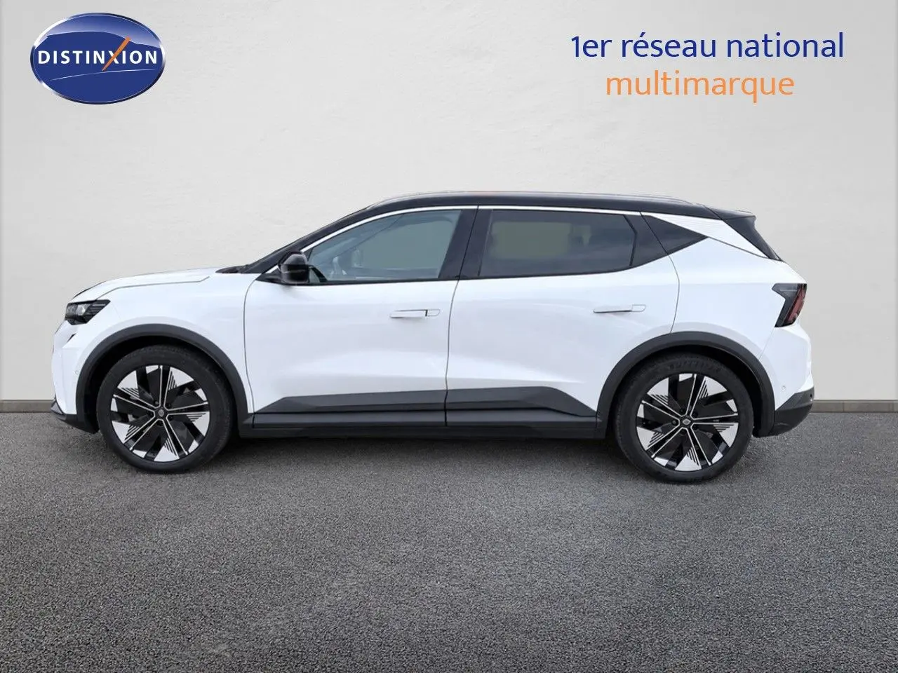 Profil droit du Renault Scénic 5 électrique blanc 2024 avec jantes noires et toit contrasté noir.