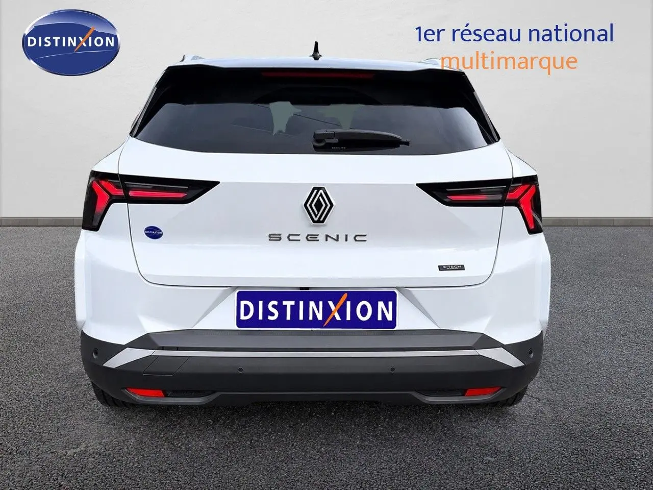 Vue arrière d'un Renault Scénic 5 blanc 2024 avec feux arrière LED et logo central distinctif.