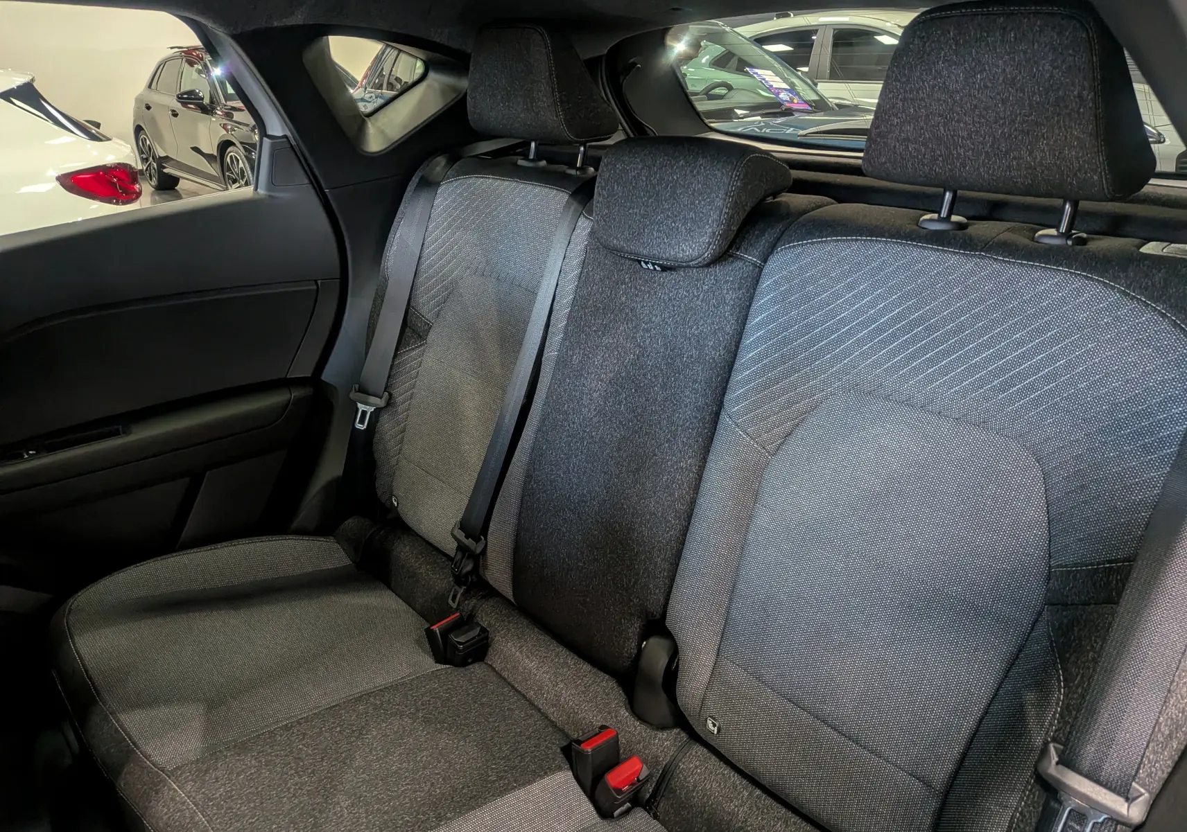 Vue intérieure côté droit des sièges arrière en tissu gris du Renault Captur 2025 Mild Hybrid.