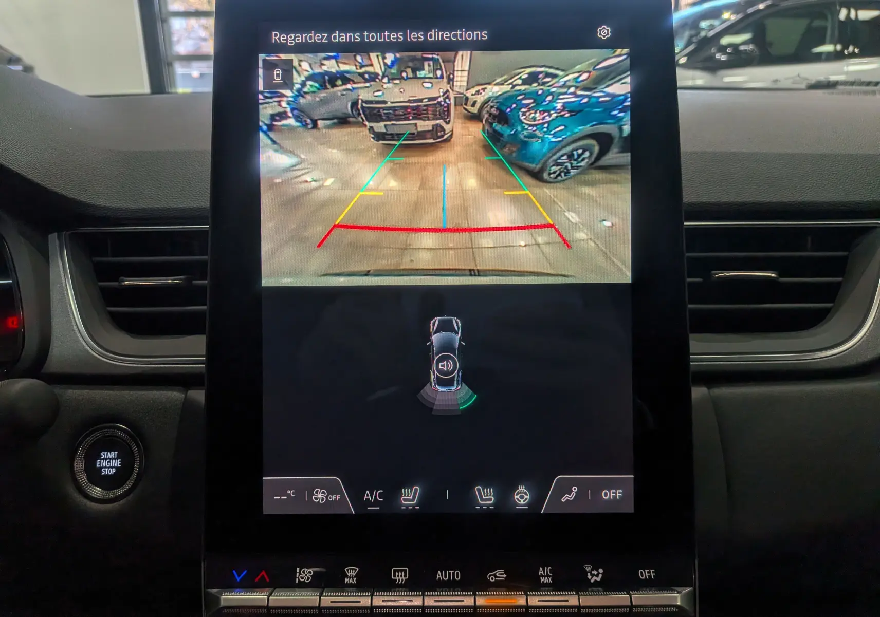 Affichage de la caméra de recul sur l'écran central du Renault Captur gris rafale, avec guidage de trajectoire coloré.