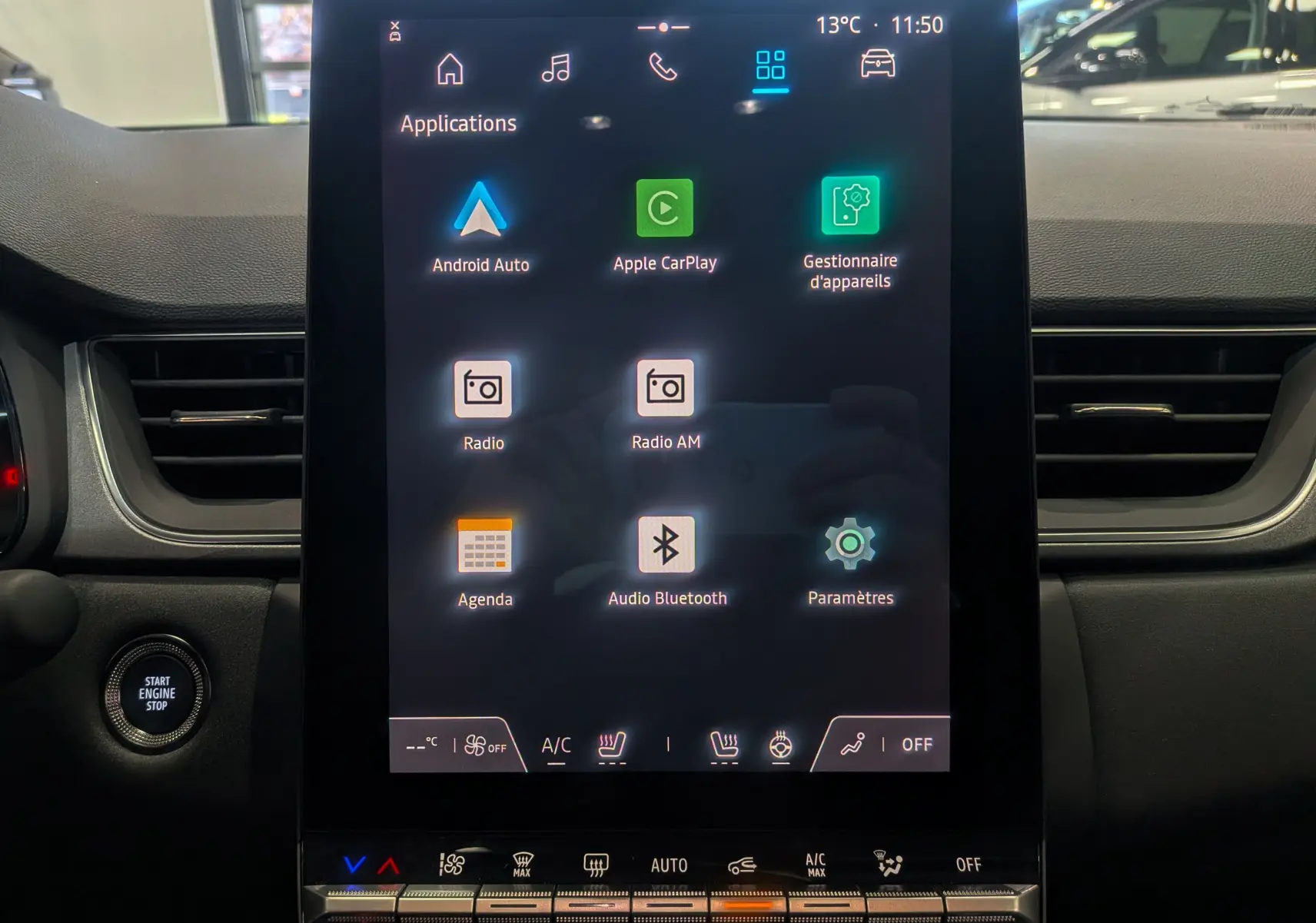 Écran tactile central du Renault Captur 2025 affichant les applications Android Auto, Apple CarPlay et Bluetooth, intérieur noir.