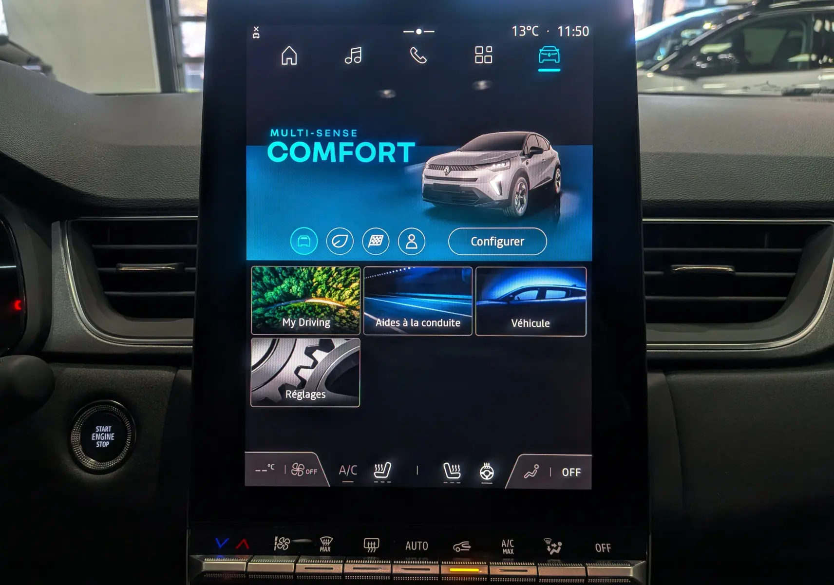 Écran tactile central du Renault Captur 2025 affichant le mode Confort avec illustration du SUV gris rafale.