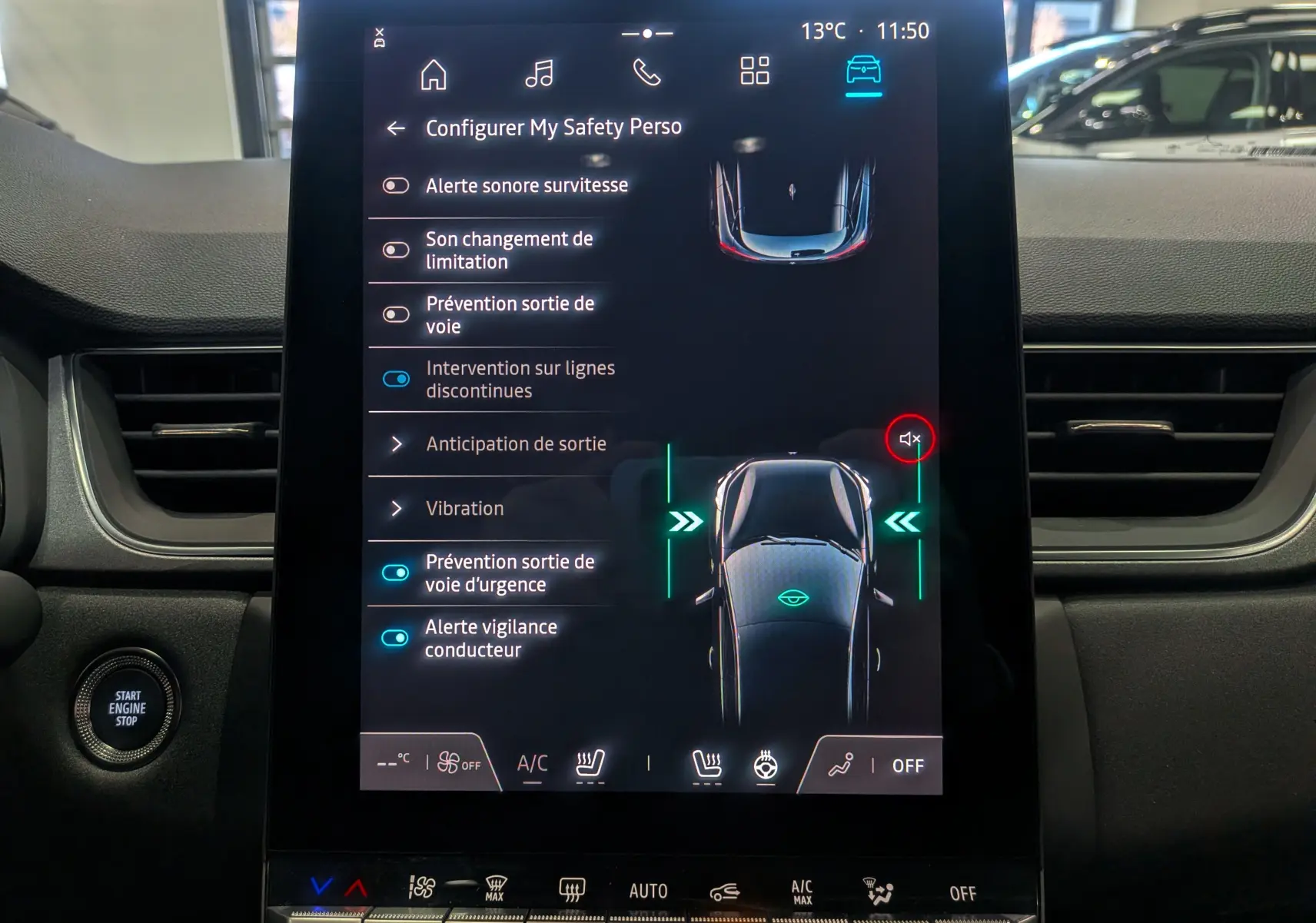 Écran tactile central du Renault Captur 2025 affichant les réglages d'assistance à la conduite sur fond intérieur noir.