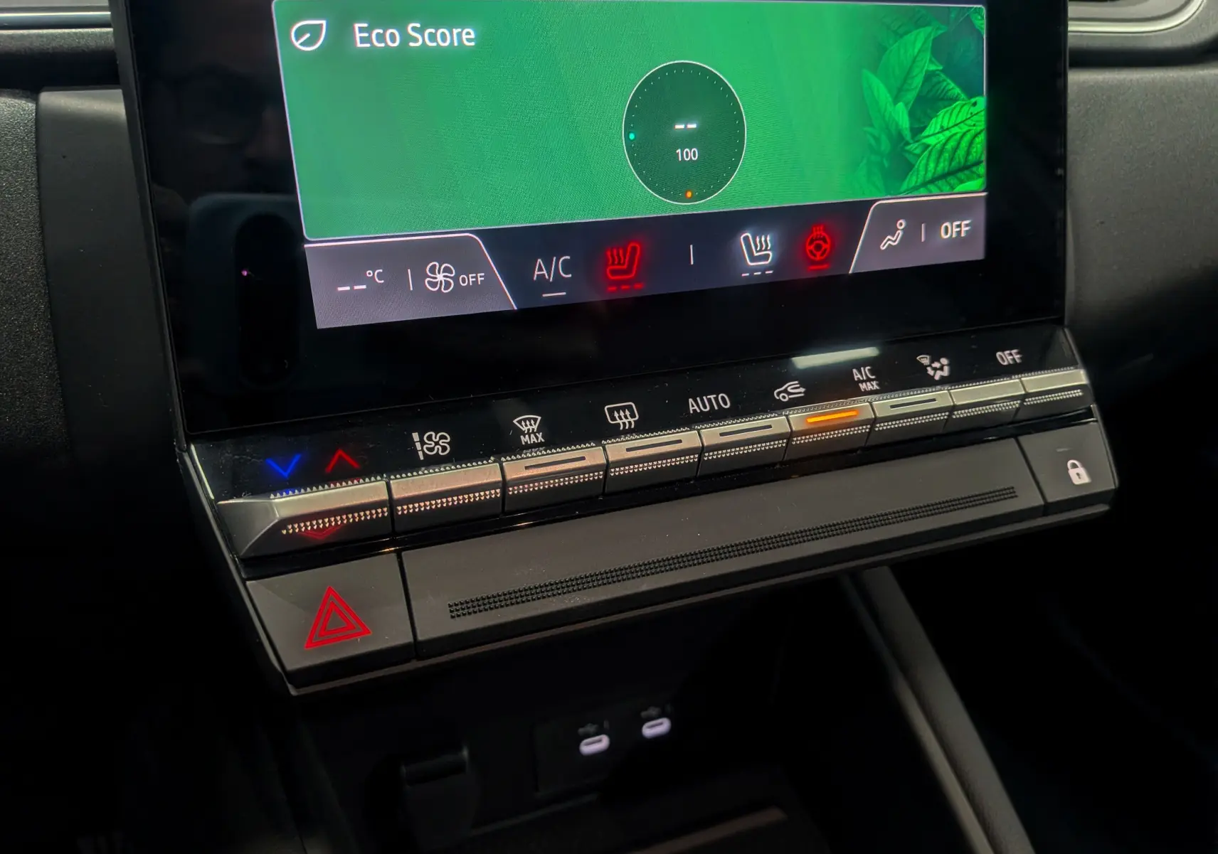 Gros plan sur la console centrale du Renault Captur 2025 gris rafale, mettant en valeur les commandes climatisation et écran tactile.
