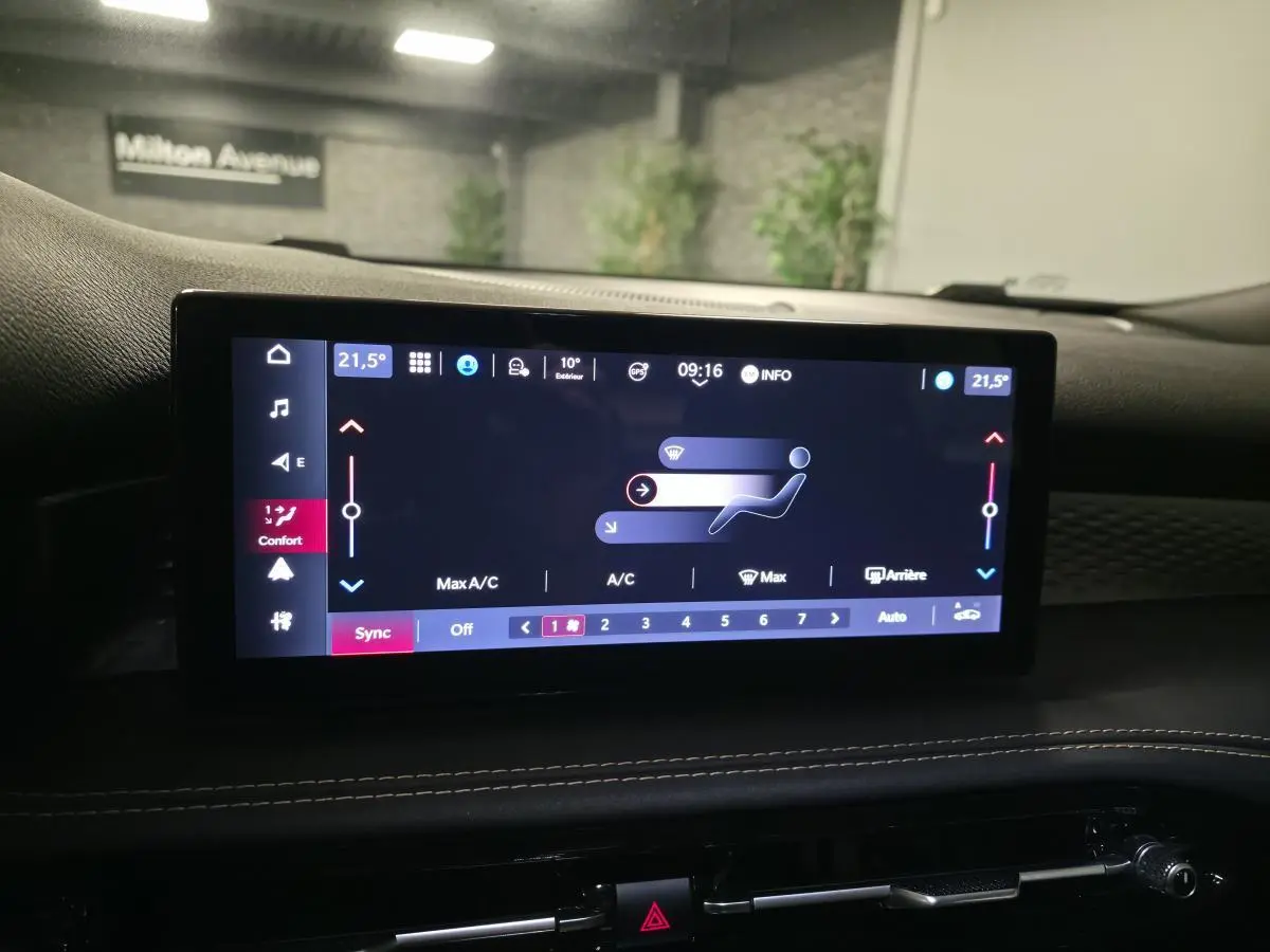 Écran tactile central affichant la climatisation bi-zone dans l'habitacle noir de l'Alfa Romeo Tonale rouge.