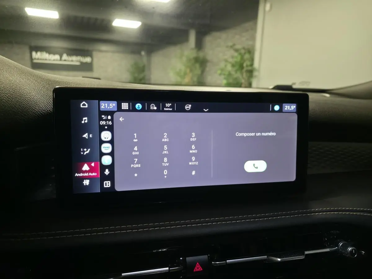 Écran tactile central affichant le clavier téléphonique dans l'habitacle noir de l'Alfa Romeo Tonale 2025.