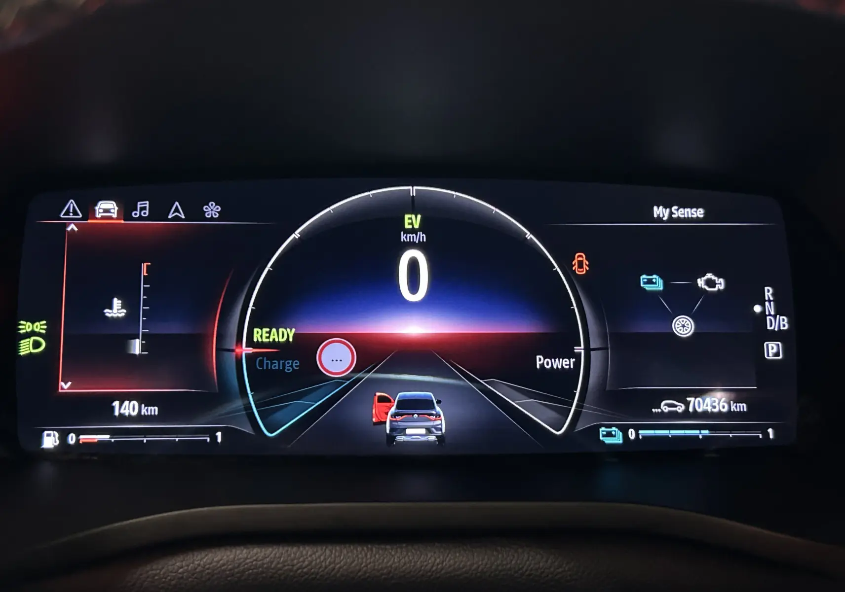 Tableau de bord numérique de Renault Arkana noir, affichant vitesse à 0 km/h et indicateurs hybrides en vue frontale.