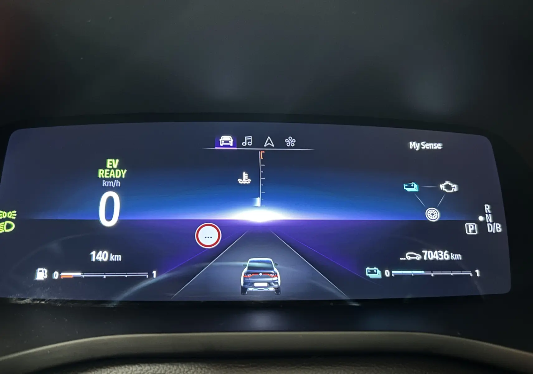 Tableau de bord numérique de Renault Arkana noir, affichage en mode électrique à 0 km/h avec 70 436 km au compteur.