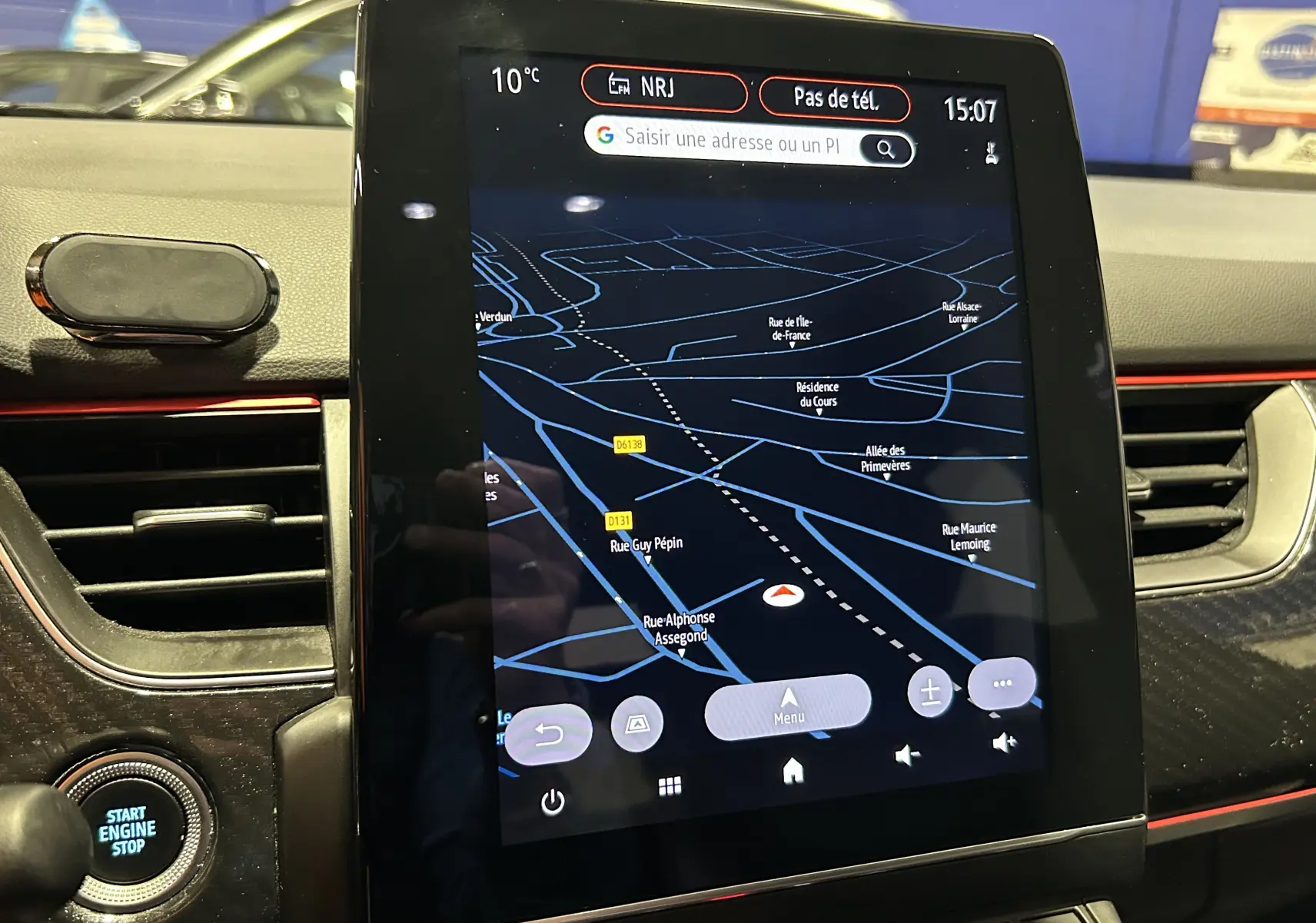 Écran tactile central avec navigation GPS dans l’habitacle du Renault Arkana E-Tech noir, vue rapprochée du tableau de bord.