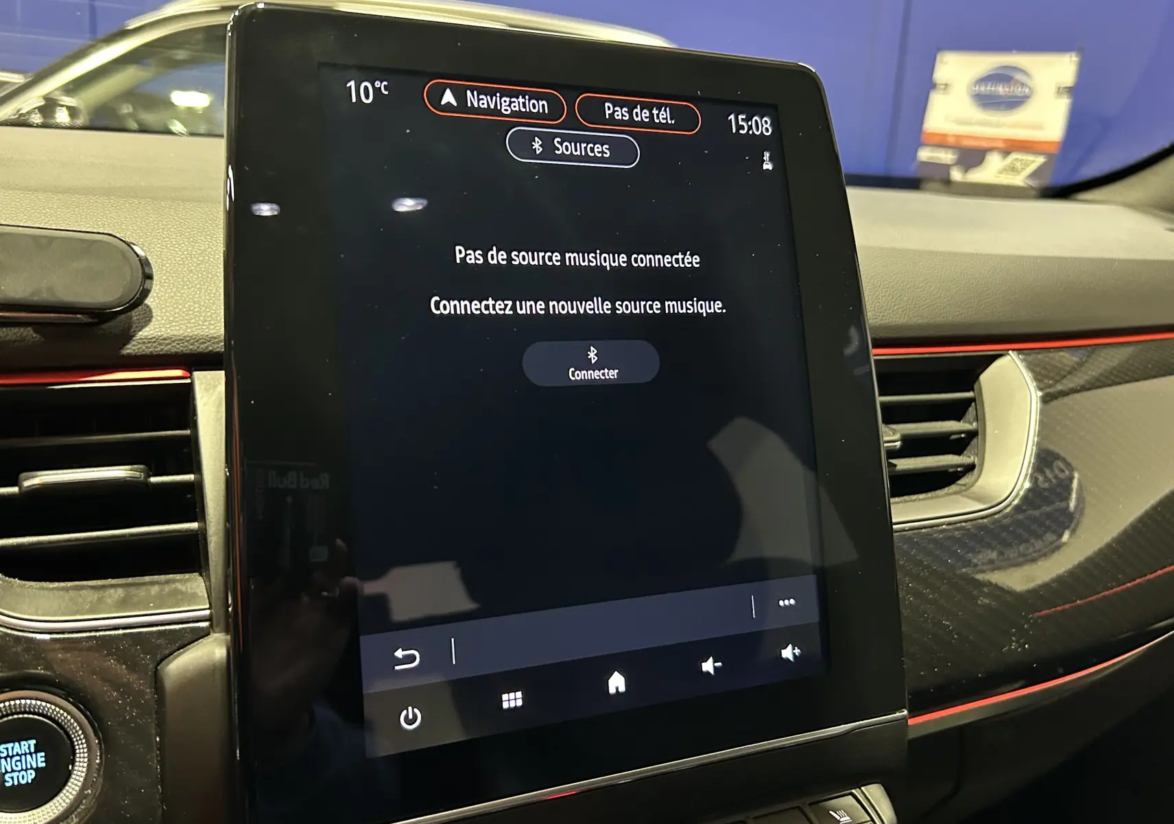 Vue rapprochée de l’écran tactile central du tableau de bord du Renault Arkana noir, avec interface multimédia affichée.