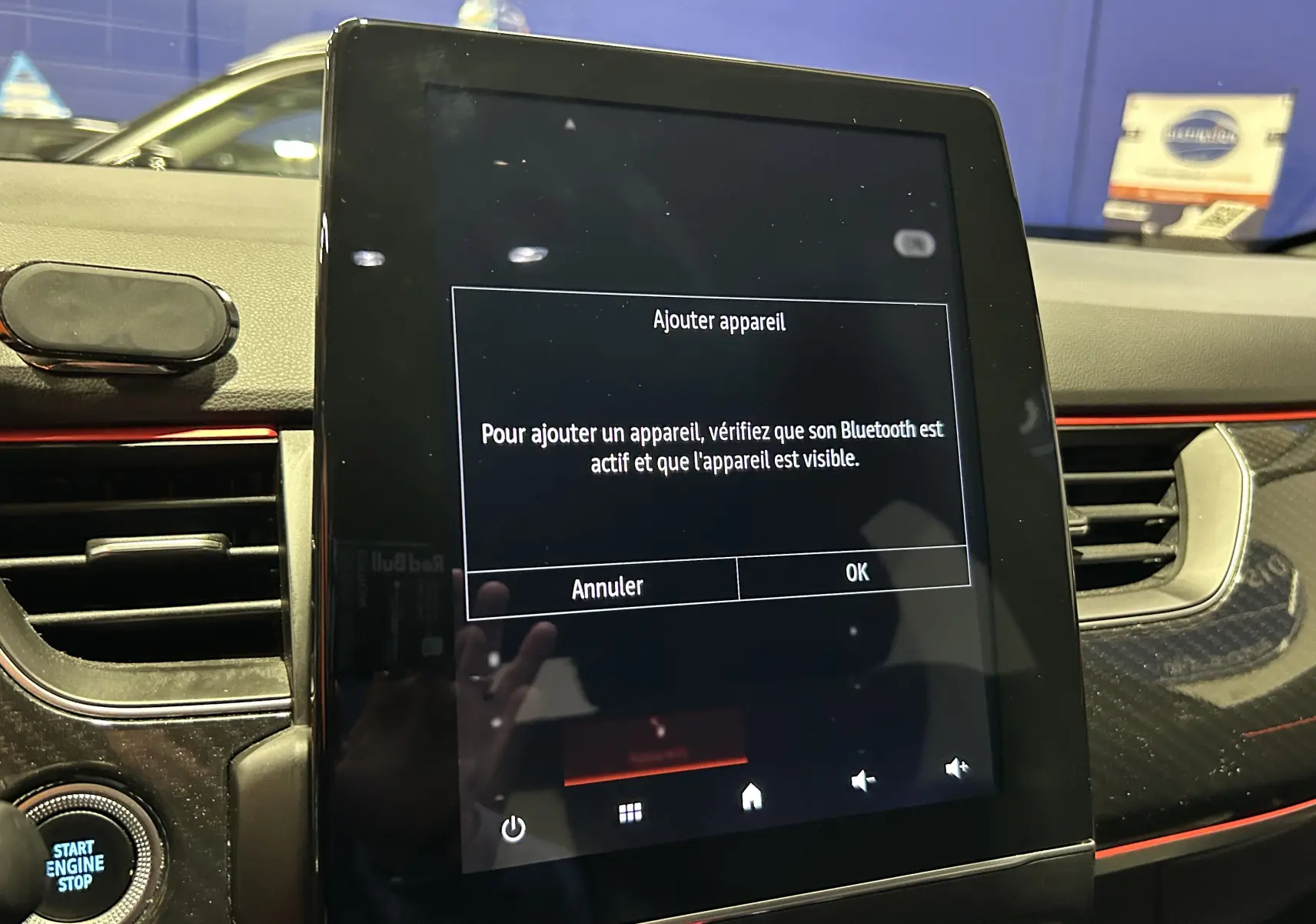 Écran tactile central du tableau de bord d’un Renault Arkana noir, avec message d’ajout d’appareil Bluetooth visible.