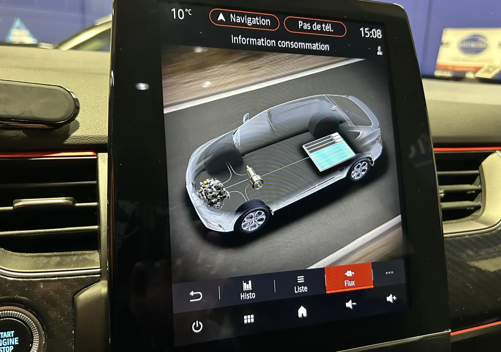 Écran tactile intérieur montrant la consommation d’énergie du Renault Arkana noir, vue de dessus en 3D.