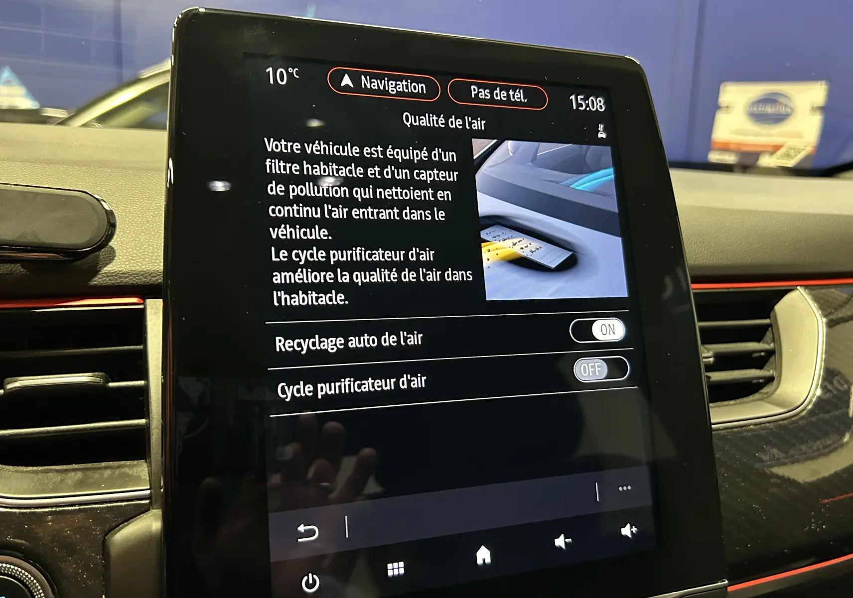 Écran tactile central de la Renault Arkana noir, affichant les réglages de qualité de l'air intérieur, avec détails en français.