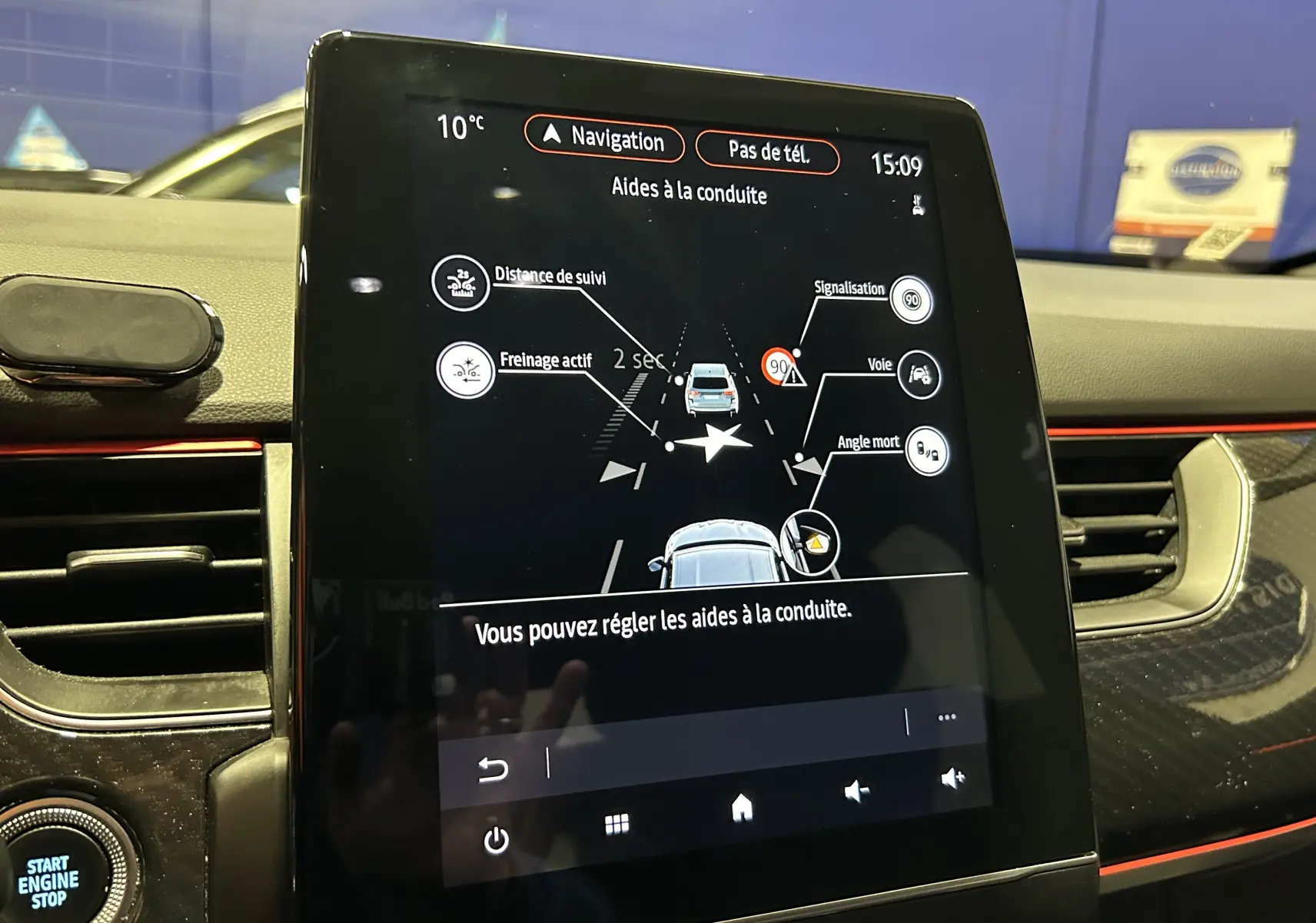 Écran tactile central du Renault Arkana noir 2022 affichant les aides à la conduite dans l'habitacle.