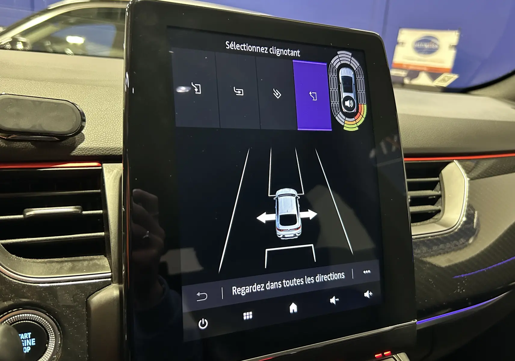 Écran tactile central affichant l'aide au stationnement sur le tableau de bord d'un Renault Arkana noir, vue intérieure côté droit.