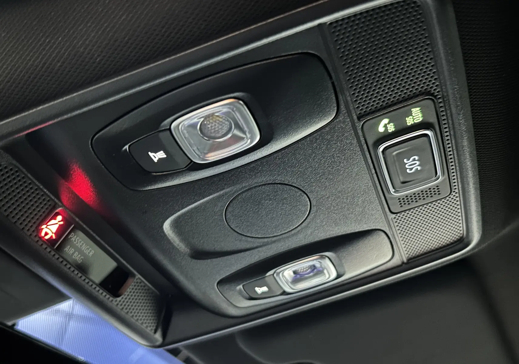 Vue en gros plan du plafonnier noir avec boutons SOS et éclairage intérieur du Renault Arkana E-Tech 2022.