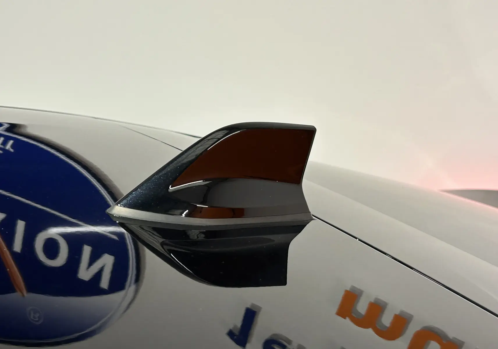 Gros plan sur l'antenne requin noire du toit d'une Renault Arkana E-Tech 145ch RS Line 2022, finition brillante.