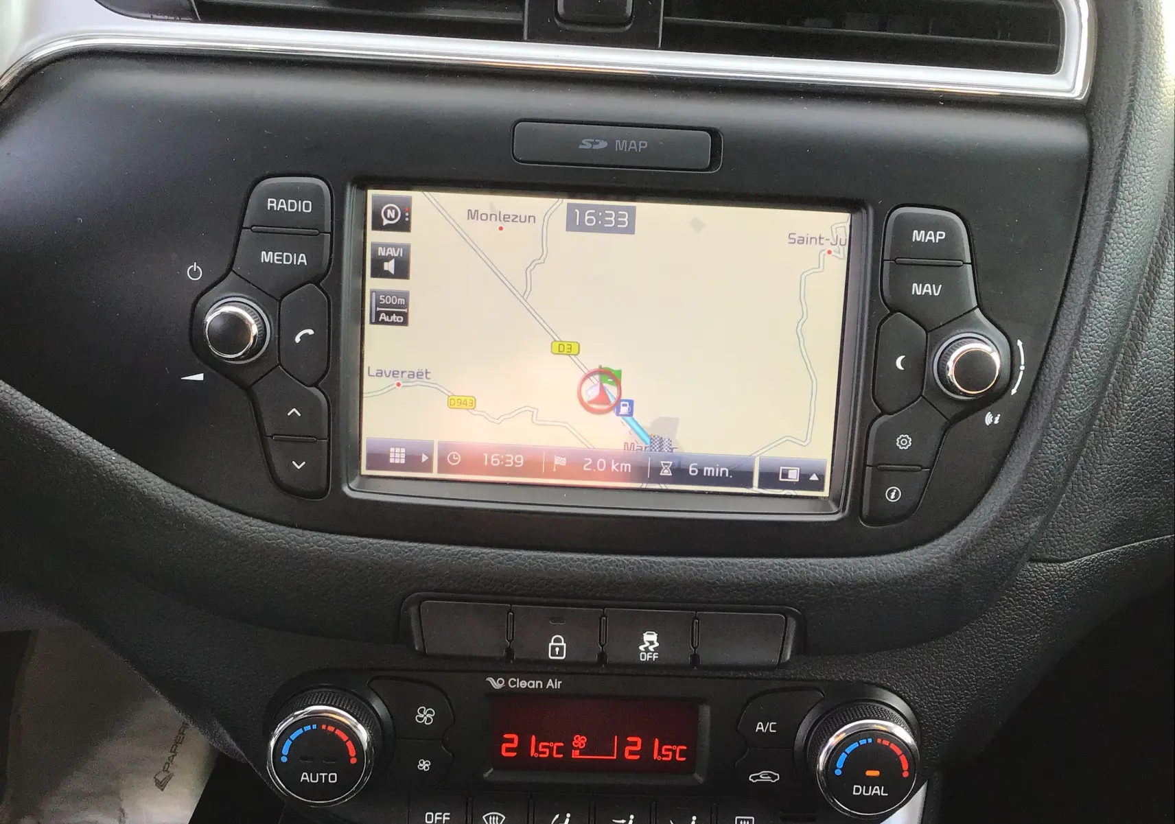 Vue rapprochée du tableau de bord noir de la KIA CEE'D SW 2017, avec écran GPS et commandes climatisation digitales.