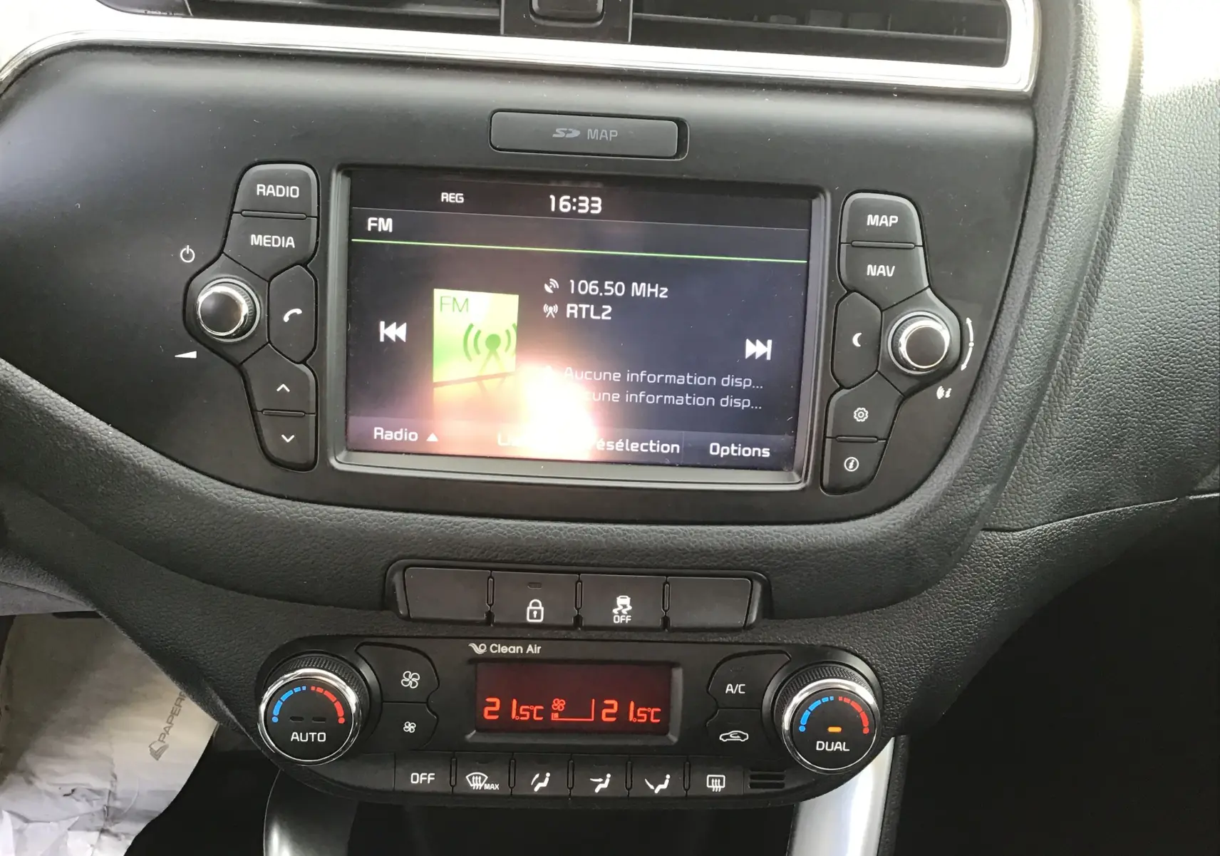 Vue rapprochée du tableau de bord noir de la KIA CEE'D SW 2017, avec écran multimédia et climatisation digitale.