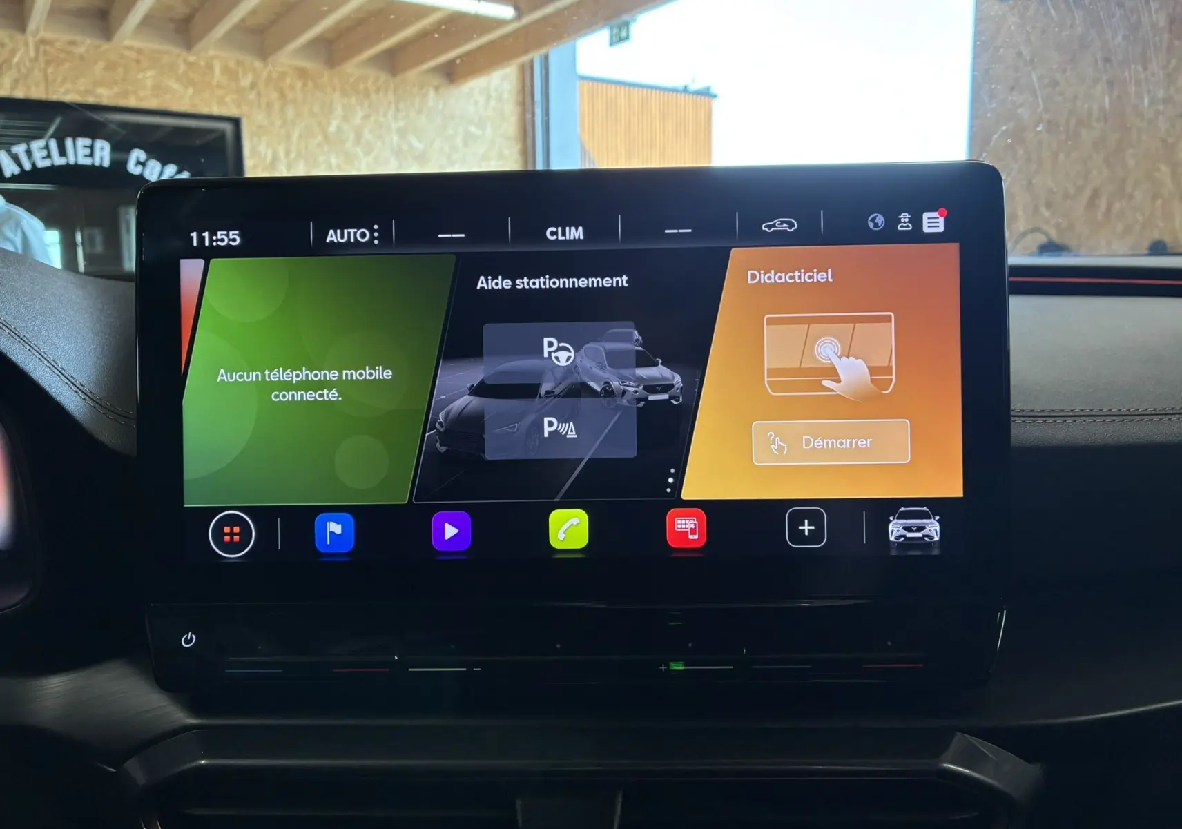 Écran tactile central du tableau de bord du CUPRA Formentor noir 2023, affichant l'aide au stationnement et menu didacticiel.