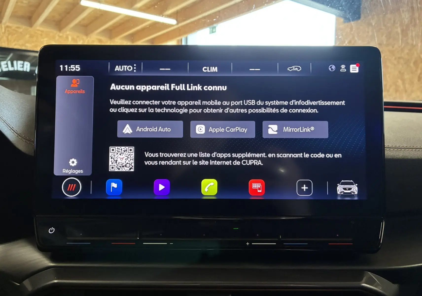 Écran tactile central du tableau de bord du CUPRA Formentor noir 2023 affichant les options de connectivité smartphone.