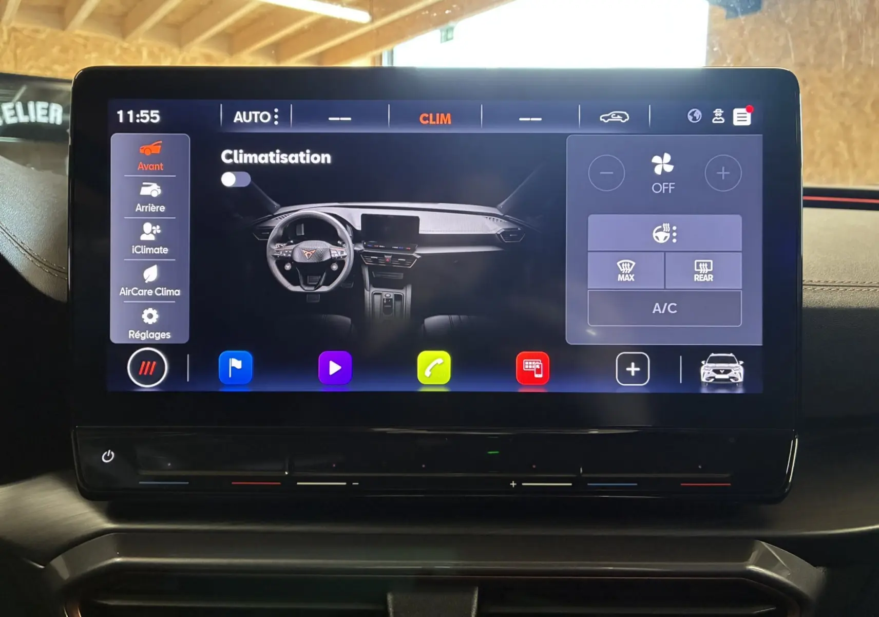 Écran tactile central affichant les réglages de climatisation du tableau de bord du CUPRA Formentor noir 2023.