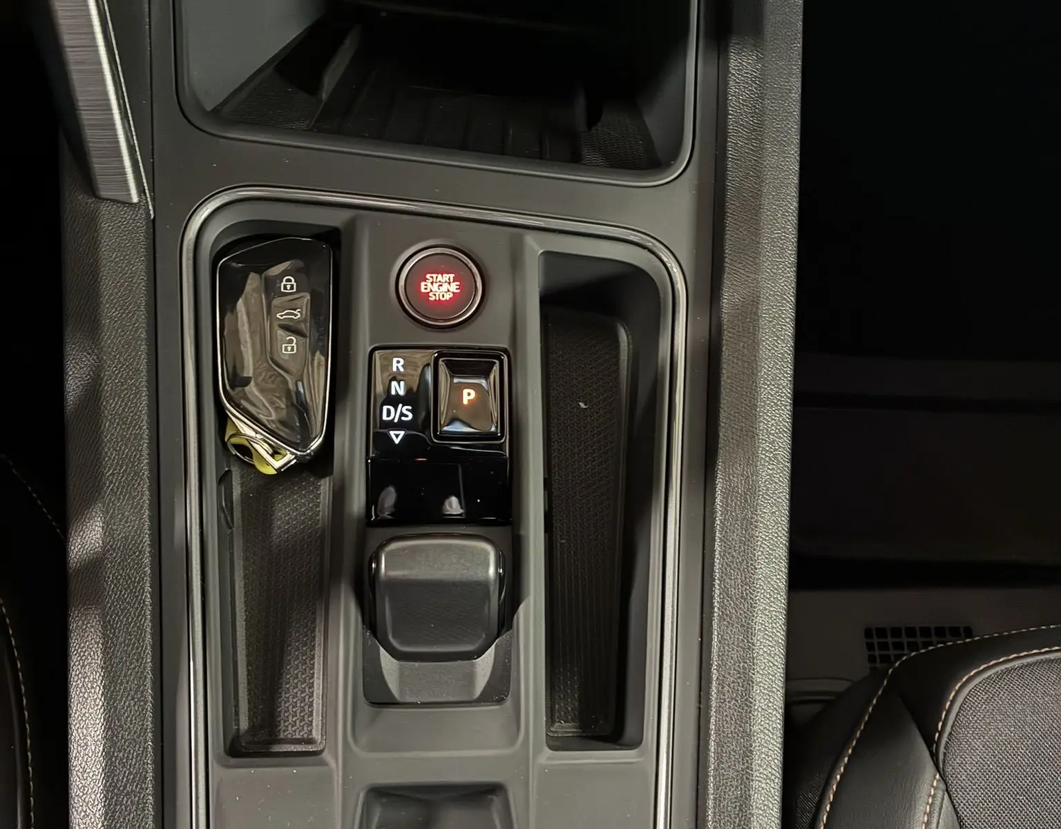 Vue plongeante sur la console centrale noire du CUPRA Formentor 1.4 E-HYBRID 2023 avec bouton start et levier de vitesses.