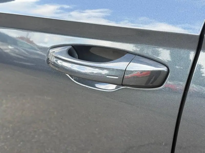 Poignée de porte avant droite gris métallique du SEAT ARONA 1.0 TSI 115ch Xperience 2025 en gros plan.