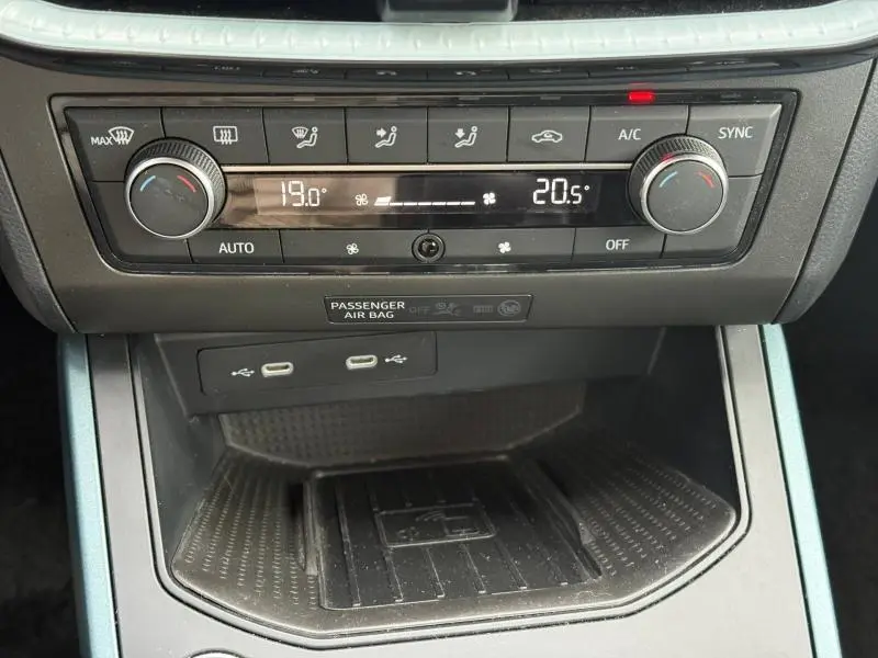 Détail de la console centrale avec commandes de climatisation et ports USB du SEAT Arona gris Magnétique Métal.