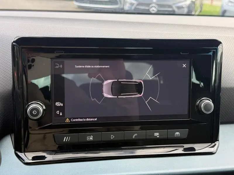Écran central du système d’aide au stationnement d’un SEAT Arona 2025, vue rapprochée du tableau de bord.