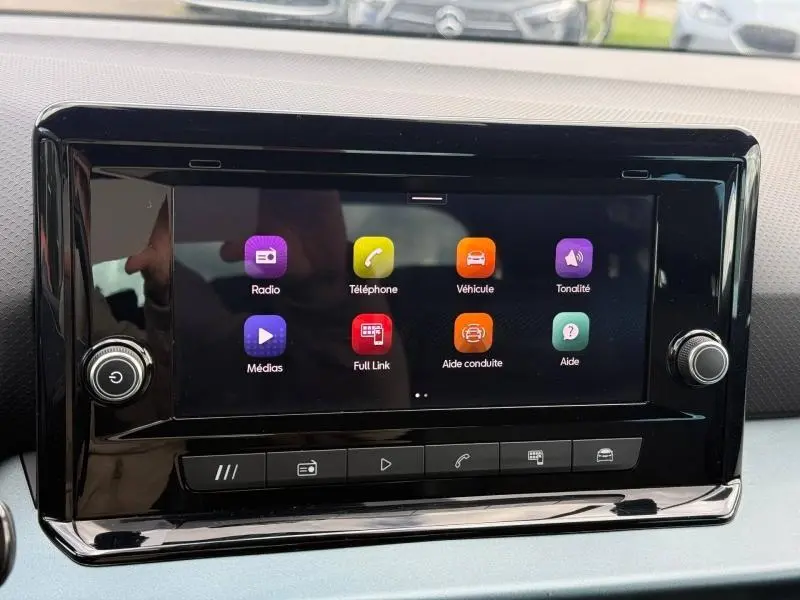 Écran tactile central du tableau de bord du SEAT Arona 2025 affichant les icônes principales en mode couleur.