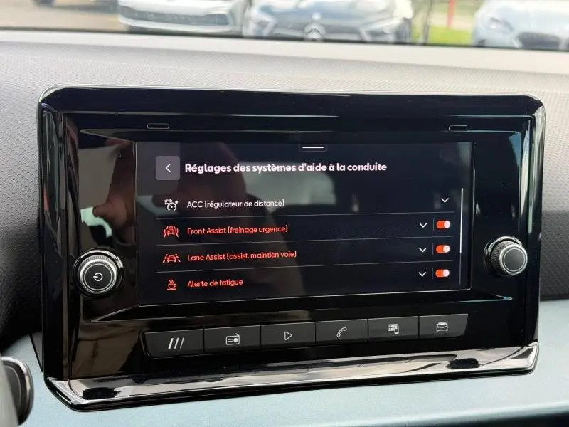 Écran tactile central du SEAT Arona 2025 affichant les réglages des aides à la conduite, vue frontale intérieure.
