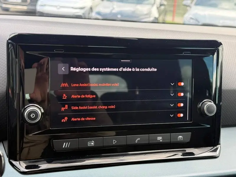 Écran tactile du tableau de bord du SEAT Arona 2025 affichant les réglages des aides à la conduite.
