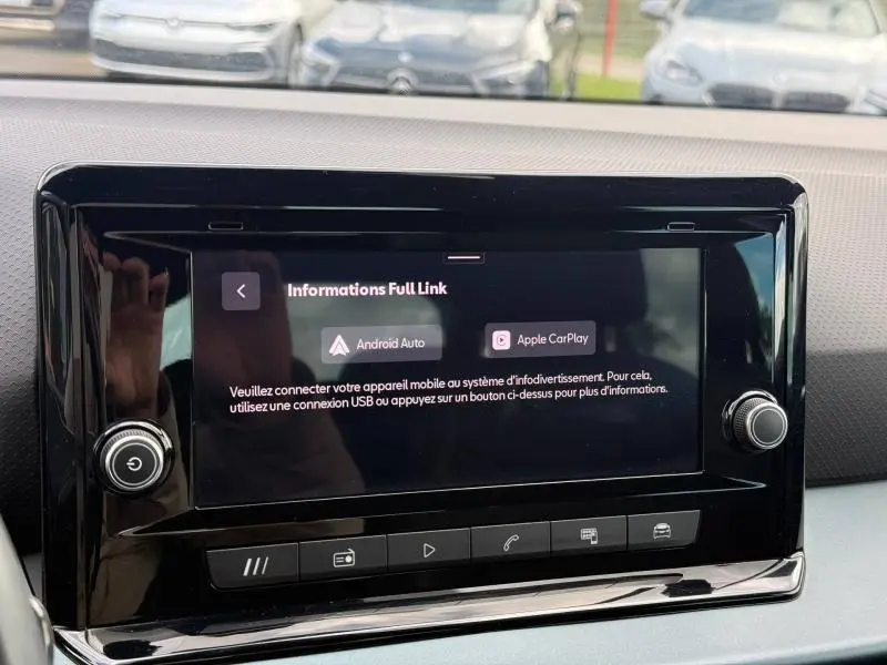 Écran tactile central du tableau de bord du SEAT Arona 2025 affichant les options Android Auto et Apple CarPlay.
