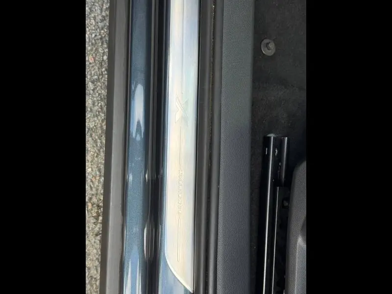 Gros plan sur la plaque de seuil de porte côté gauche du SEAT Arona 1.0 TSI Xperience gris Magnétique Métal 2025.