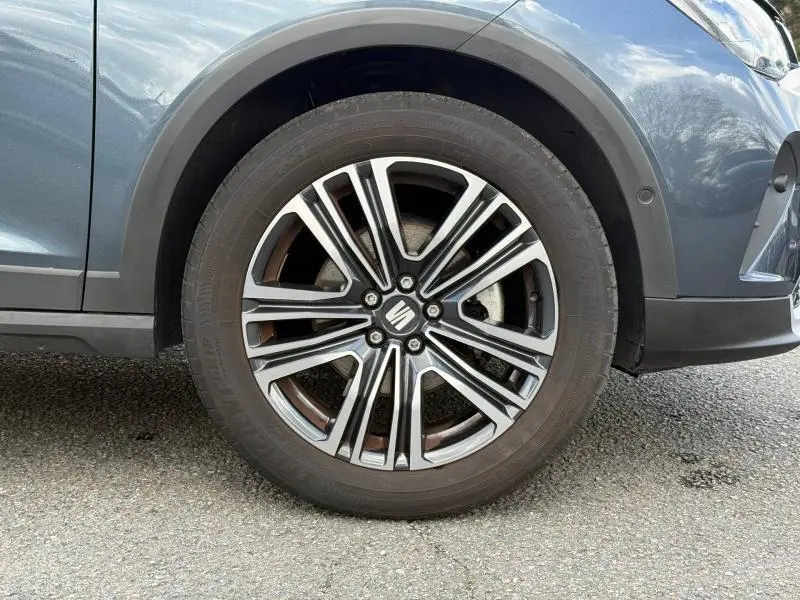 Gros plan sur la roue avant gauche du SEAT Arona 2025 gris Magnétique Métal avec jante alliage à design moderne.